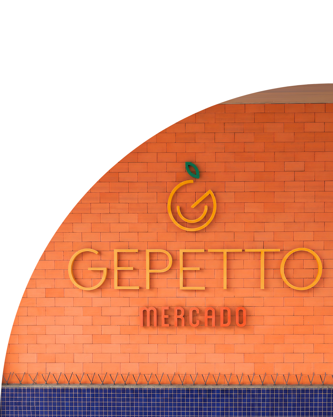 Fachada do Gepetto Mercado com letreiro em parede de tijolos